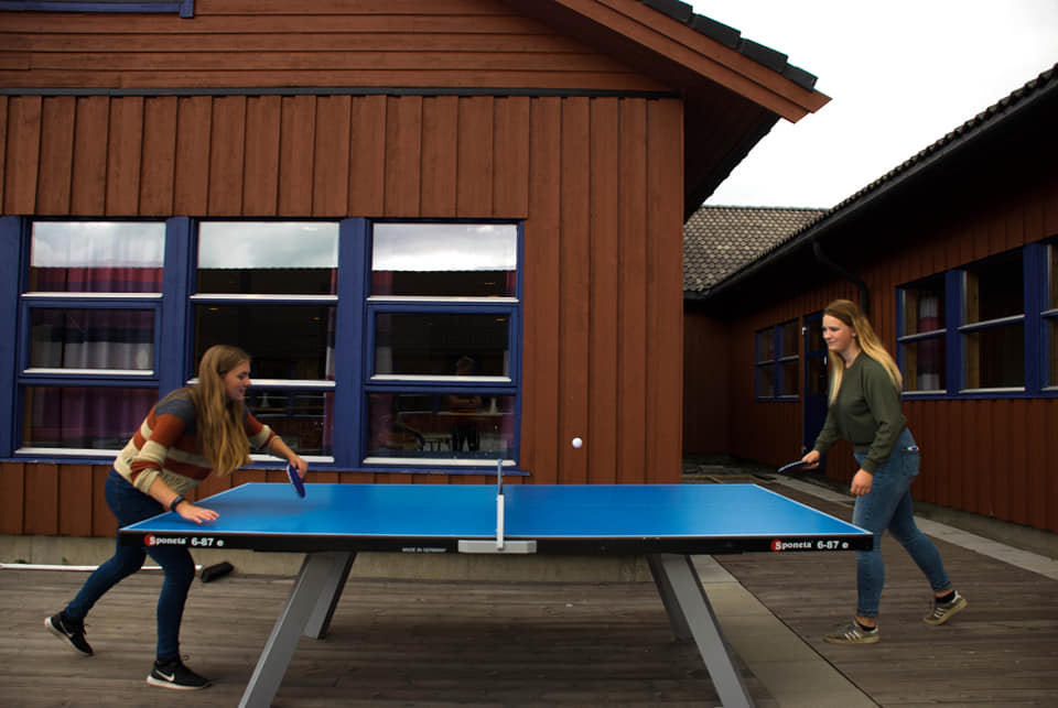 Bilde av to jenter som spiller bordtennis utenfor et skolebygg - Kristen Videregående Skole Nordland - E-sport