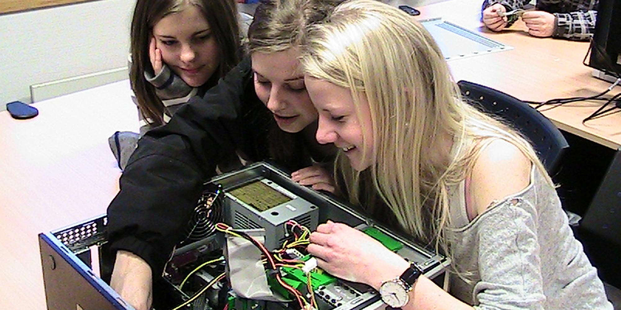 Bilde av tre jenter på IT som bygger en PC i et klasserom - Kristen Videregående Skole Nordland - E-sport