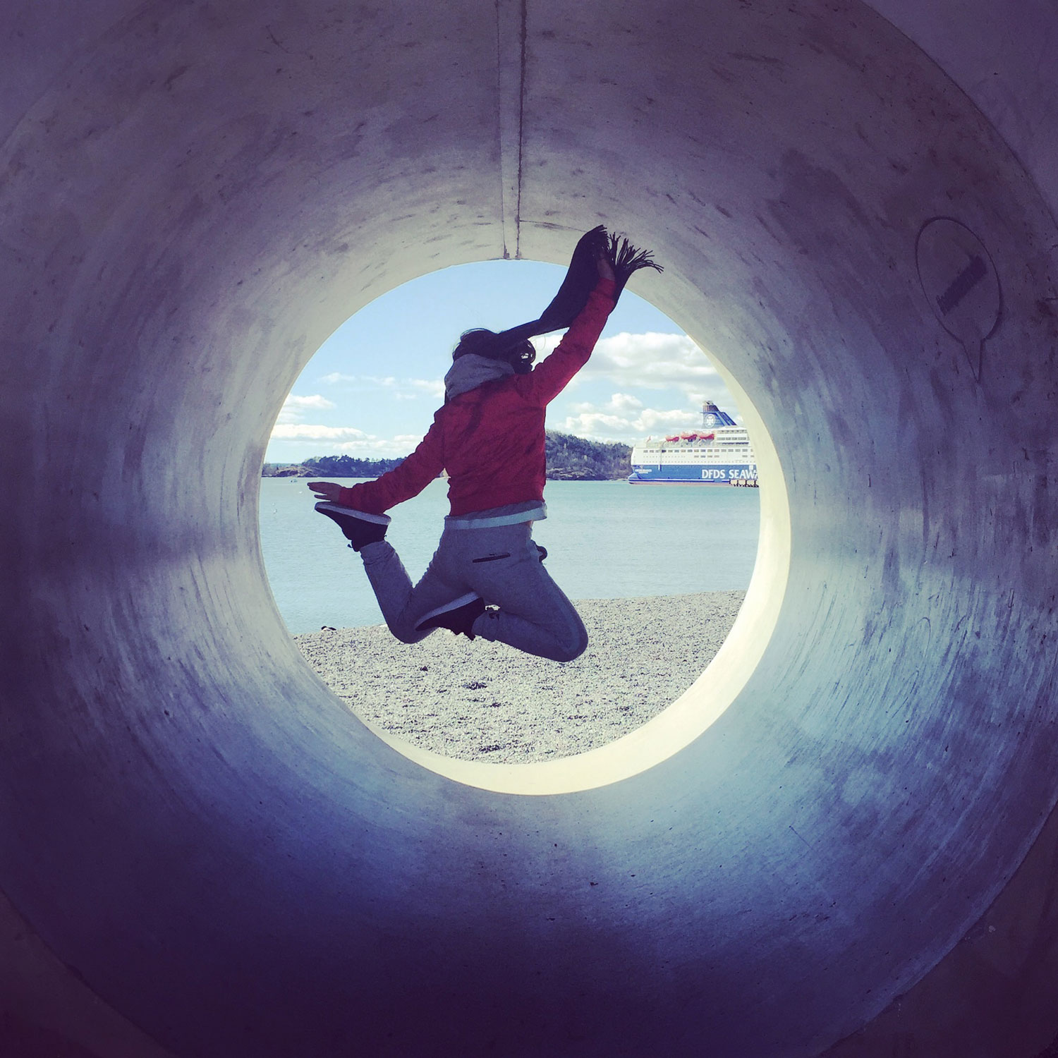 Bilde av en jente som hopper inne i en stor tunnel på en strand - Kristen Videregående Skole Nordland - E-sport