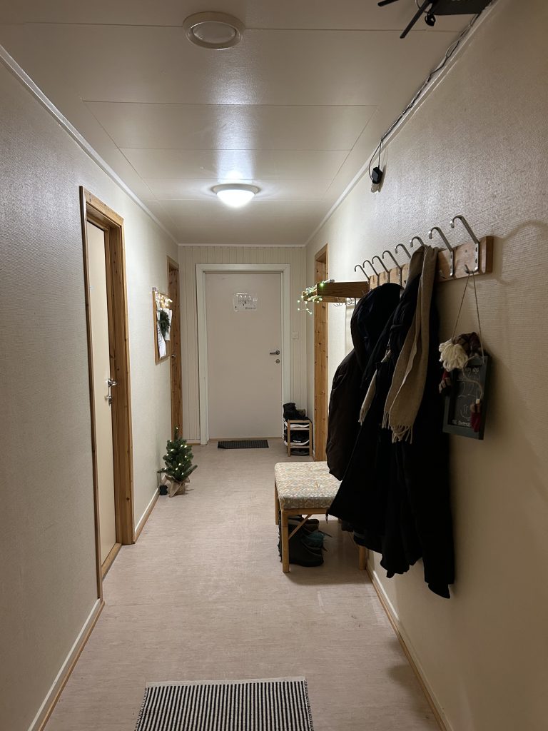 Bilde av fellesgang ved elevheimen, og ved inngangspartiet.