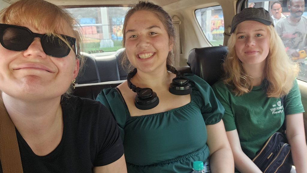 Selfie med en lærer og to elever