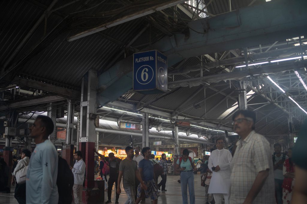 Bilde av folkemengde inne på togstasjon i India