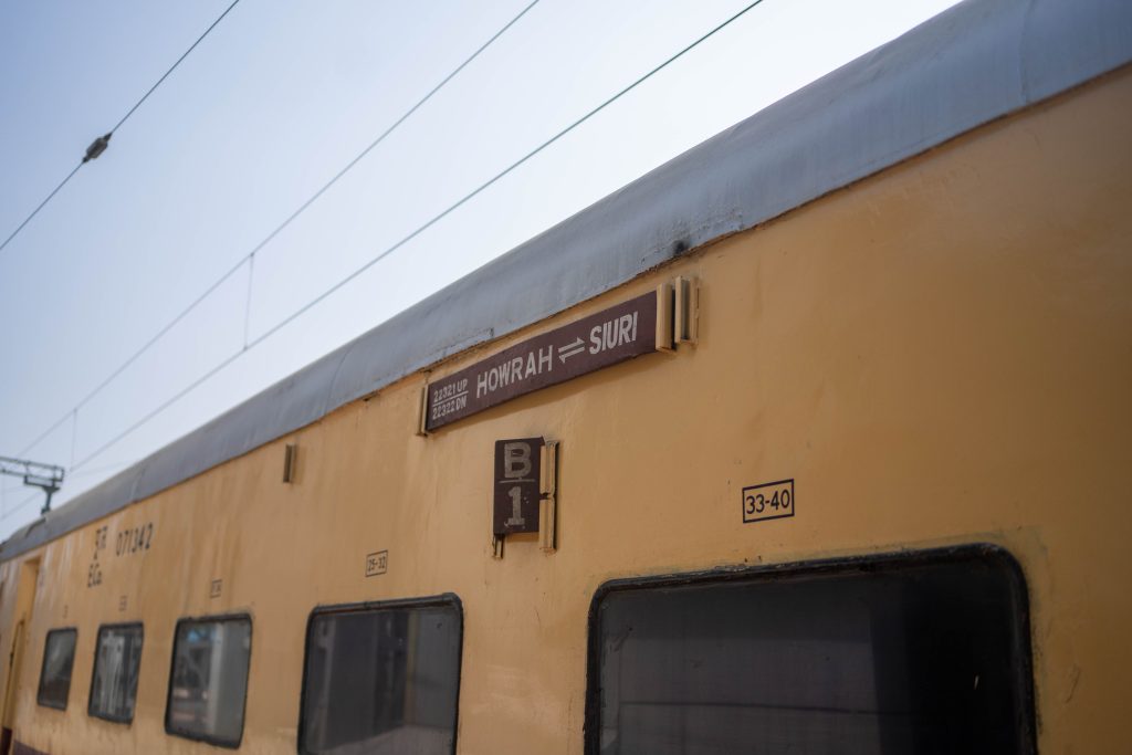 Bilde av togvogn fra utsiden med skilt som sier retning toget går