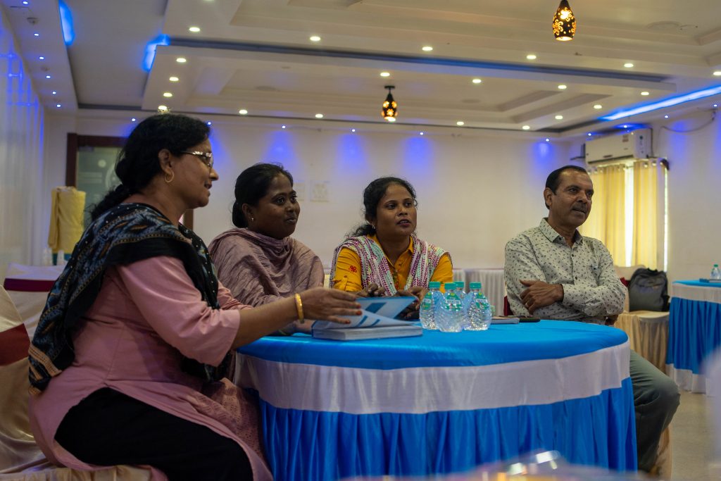 Fire personer som sitter ved et bord