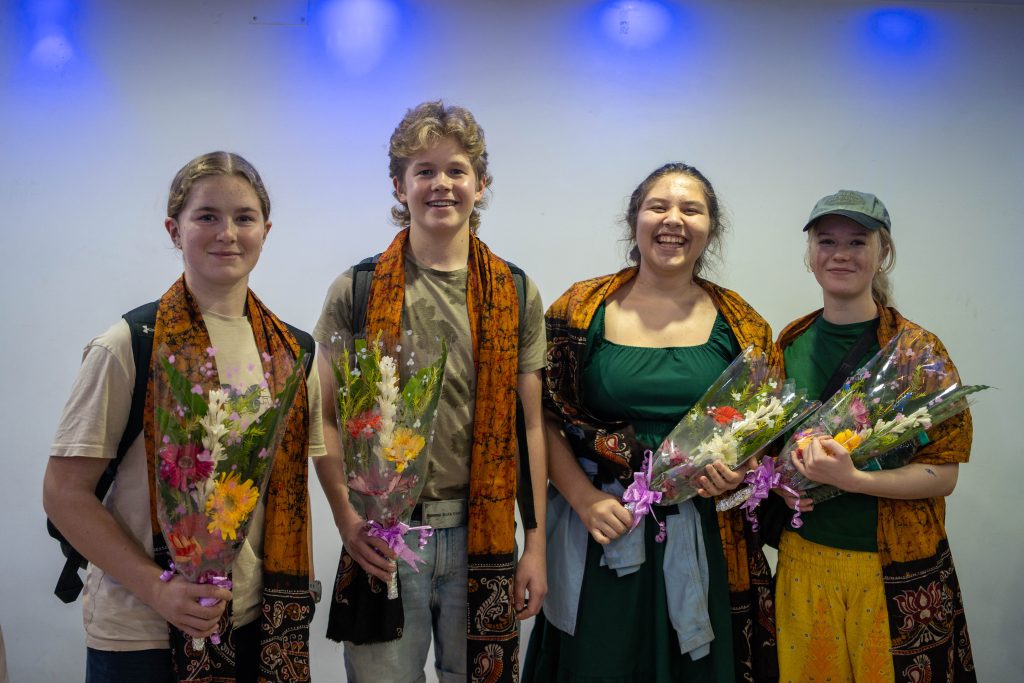 Fire elever med blomster og skjerf