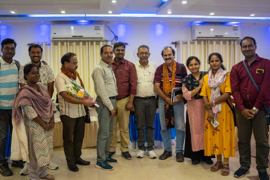 Ti mennesker som står sammen i linje i et konferanserom