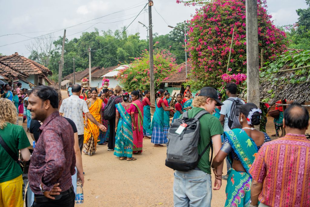 Landsbyfolk som er ute i gatene