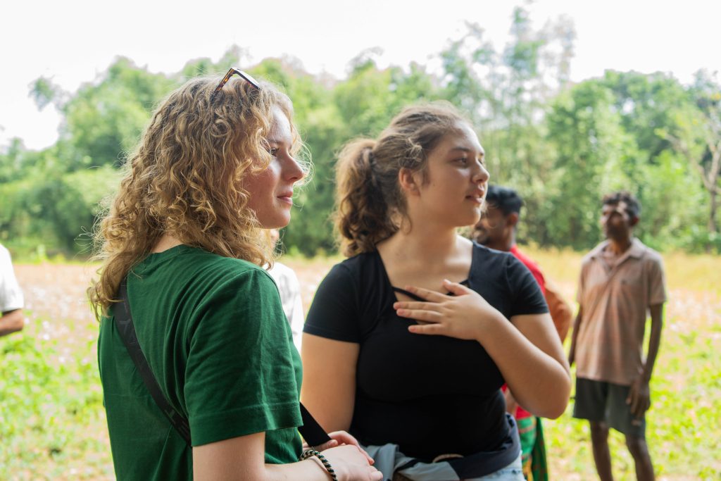 To elever som ser bortover