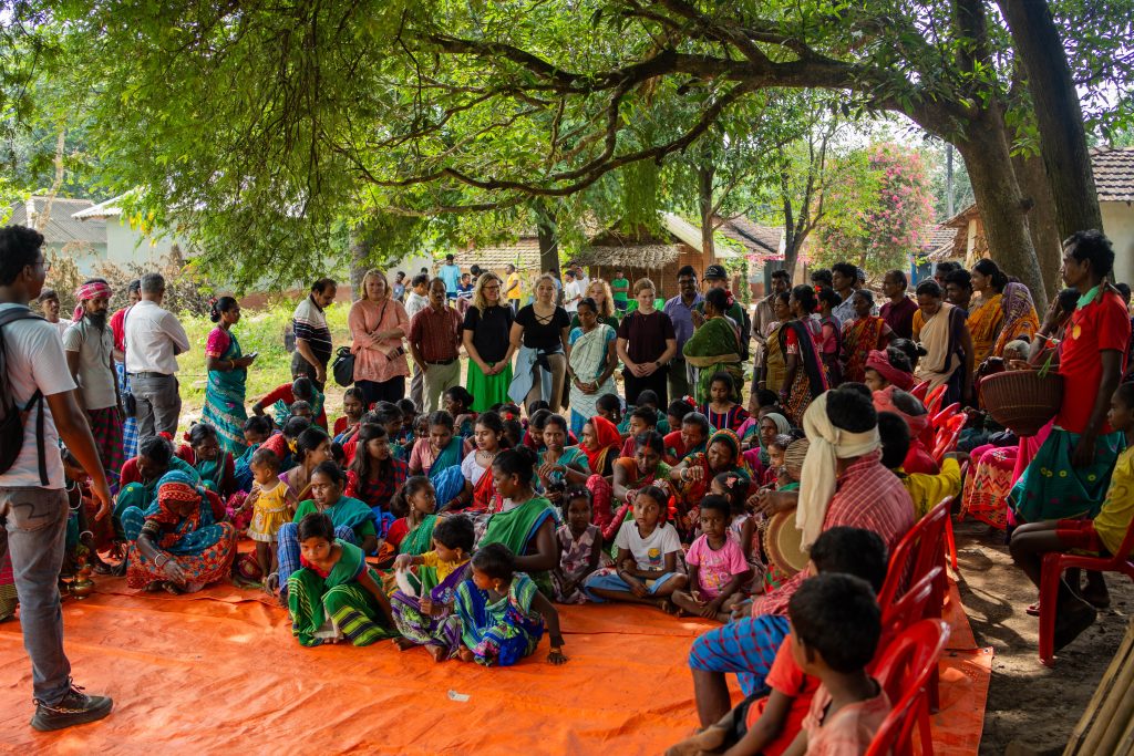 Felles bilde av landby og norske elever og lærere