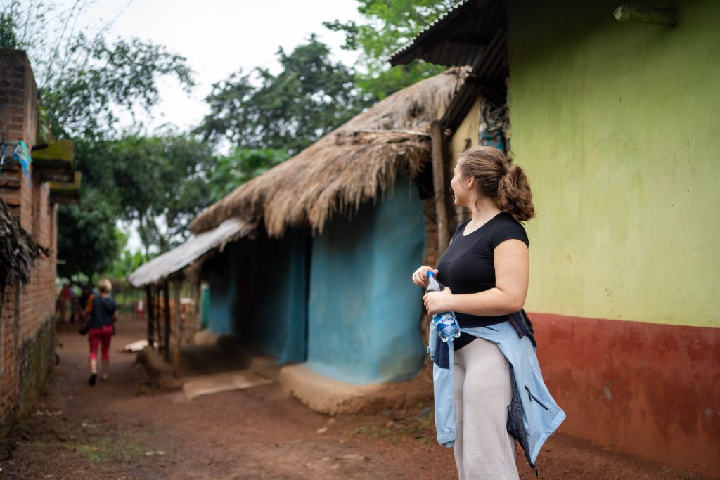 En elev som står i en gate i en Indisk landsby