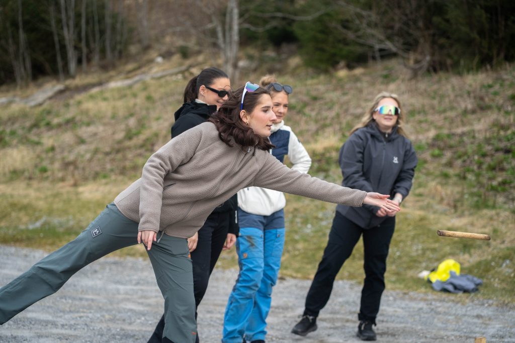 Elev som kaster kubb