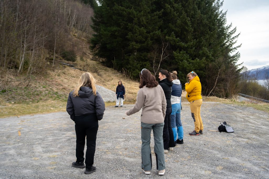 Elever som står rundt og ser på de som spiller kubb