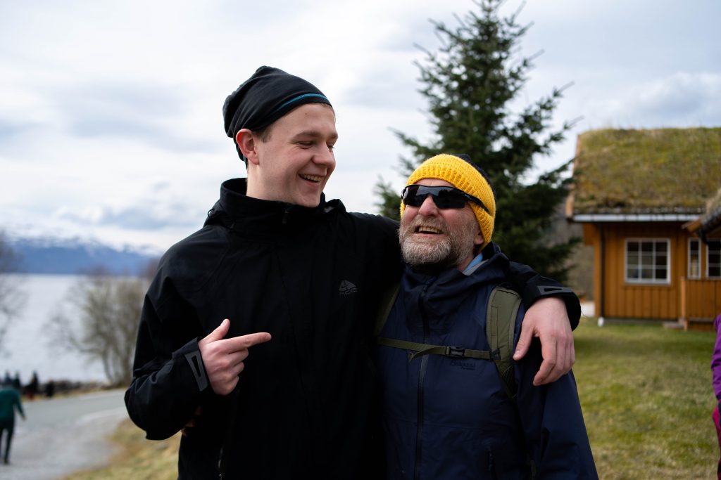 En elev og en voksen som smiler bredt og holder rundt hverandre